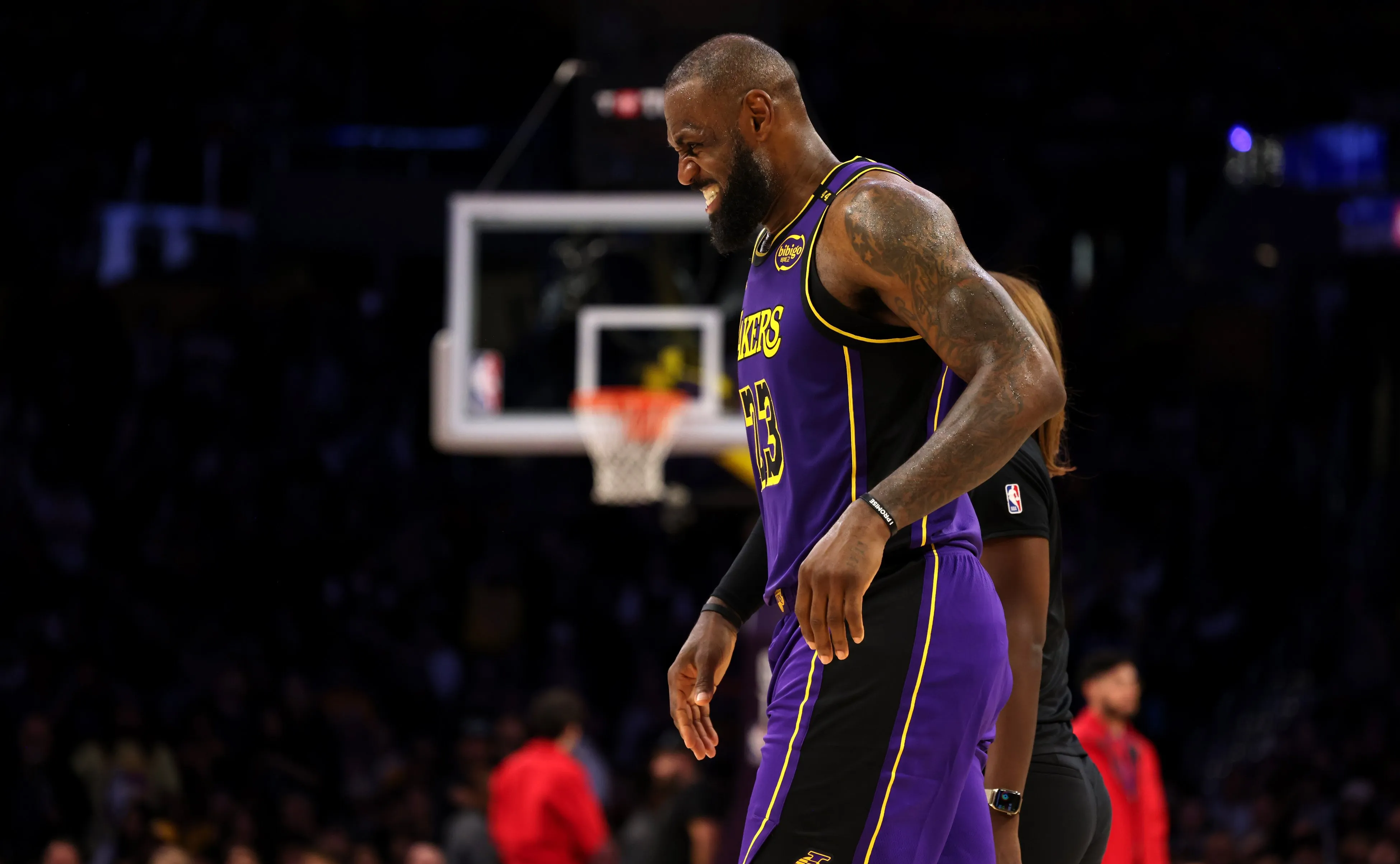 2025热门手游推荐湖人队防守崩盘，惨遭对手狂轰猛炸，具有这个.